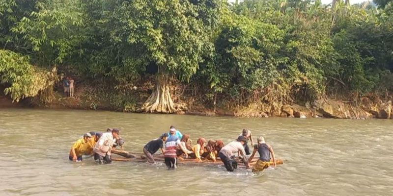 Perjuangan Pelajar di Jember, Naik Rakit Bambu Seberangi Sungai untuk Sekolah