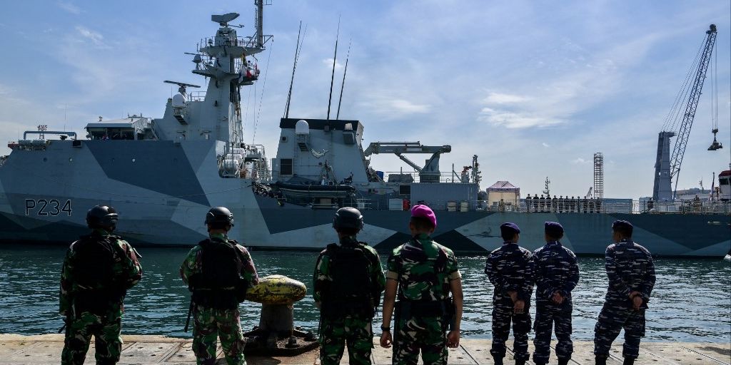 FOTO: Momen Kapal Angkatan Laut Inggris HMS Spey Berlabuh di Jakarta, Siap Perkuat Kerja Sama Militer