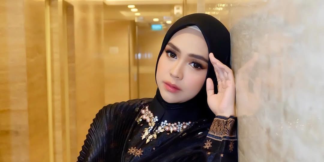 6 Tampilan Ria Ricis dalam Balutan Outfit Serba Hitam, Elegan dan Menawan