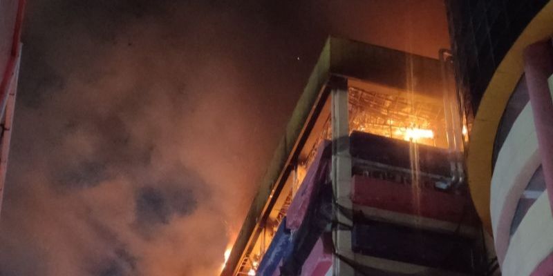 Wajah-Wajah Lemas Korban Kebakaran Glodok Plaza yang Berhasil Dievakuasi