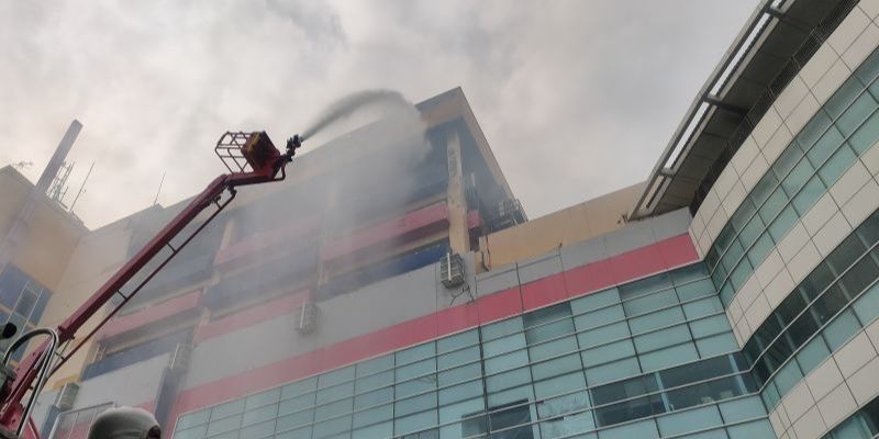 Penampakan Glodok Plaza Usai Kebakaran Hebat, Asap Putih Masih Mengepul