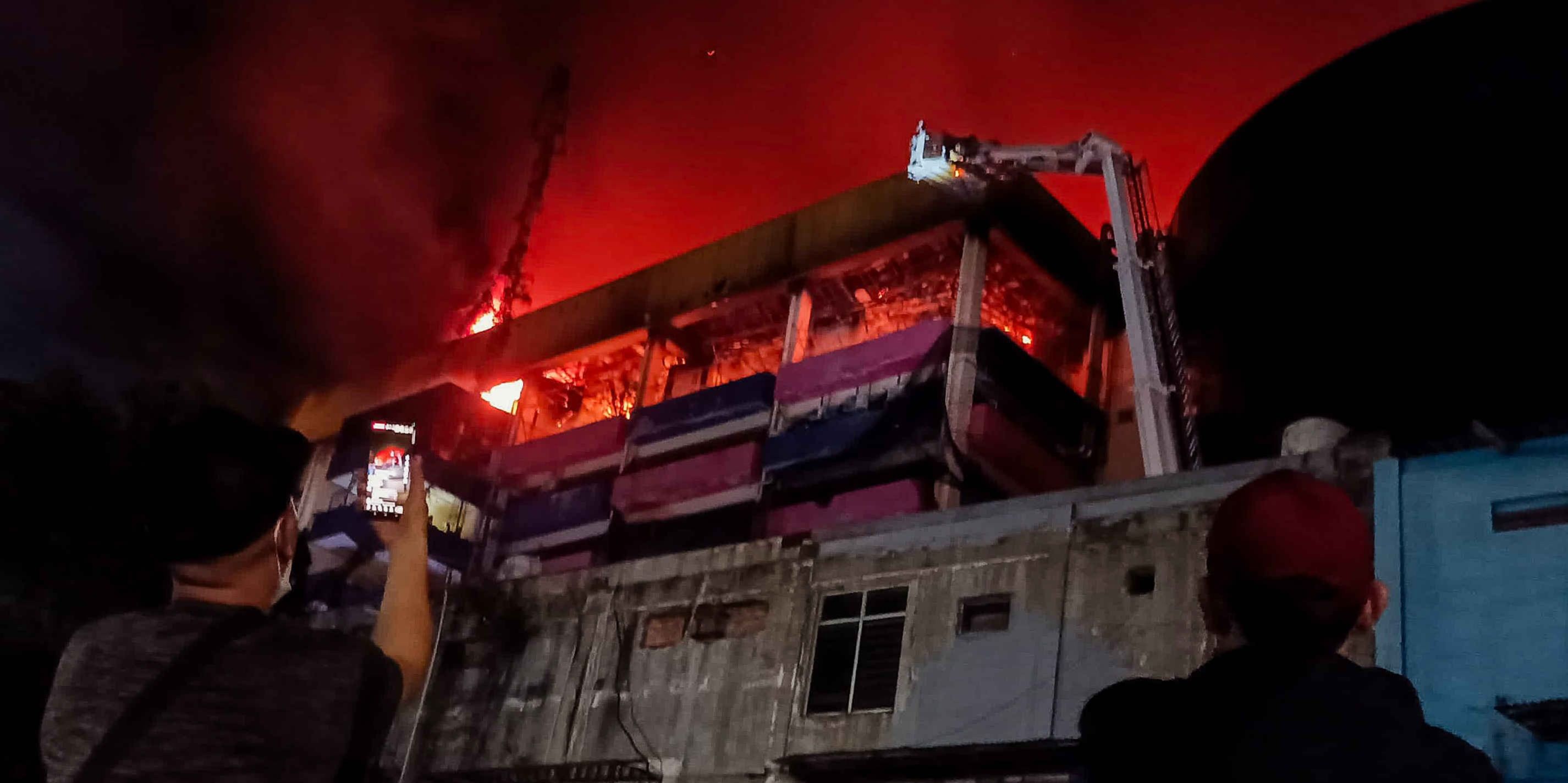 Detik-Detik Menegangkan 9 Orang Lolos dari Kebakaran Hebat di Glodok Plaza