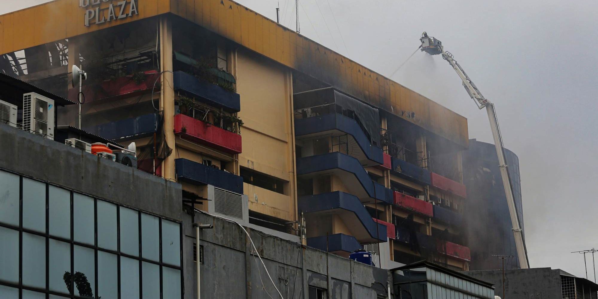 Sudah 15 Jam, Belum Semua Titik Api Kebakaran di Glodok Plaza Padam