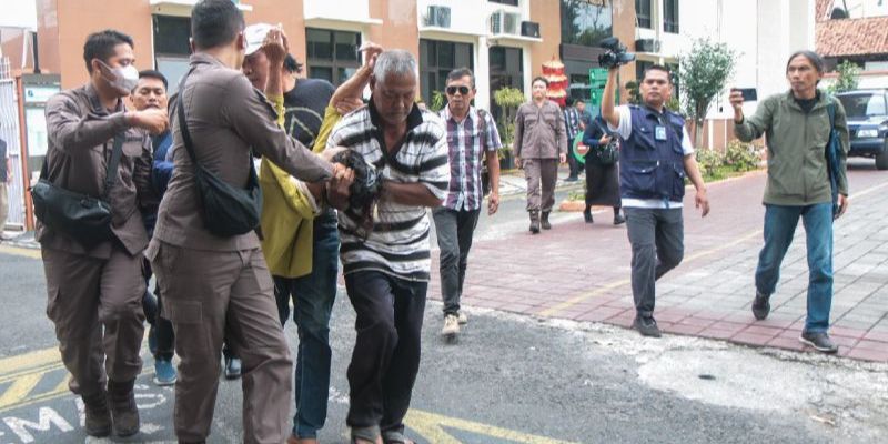 Momen Ibu Agus Disabilitas Jatuh Pingsan Usai Dampingi Putranya Jalani Sidang Perdana