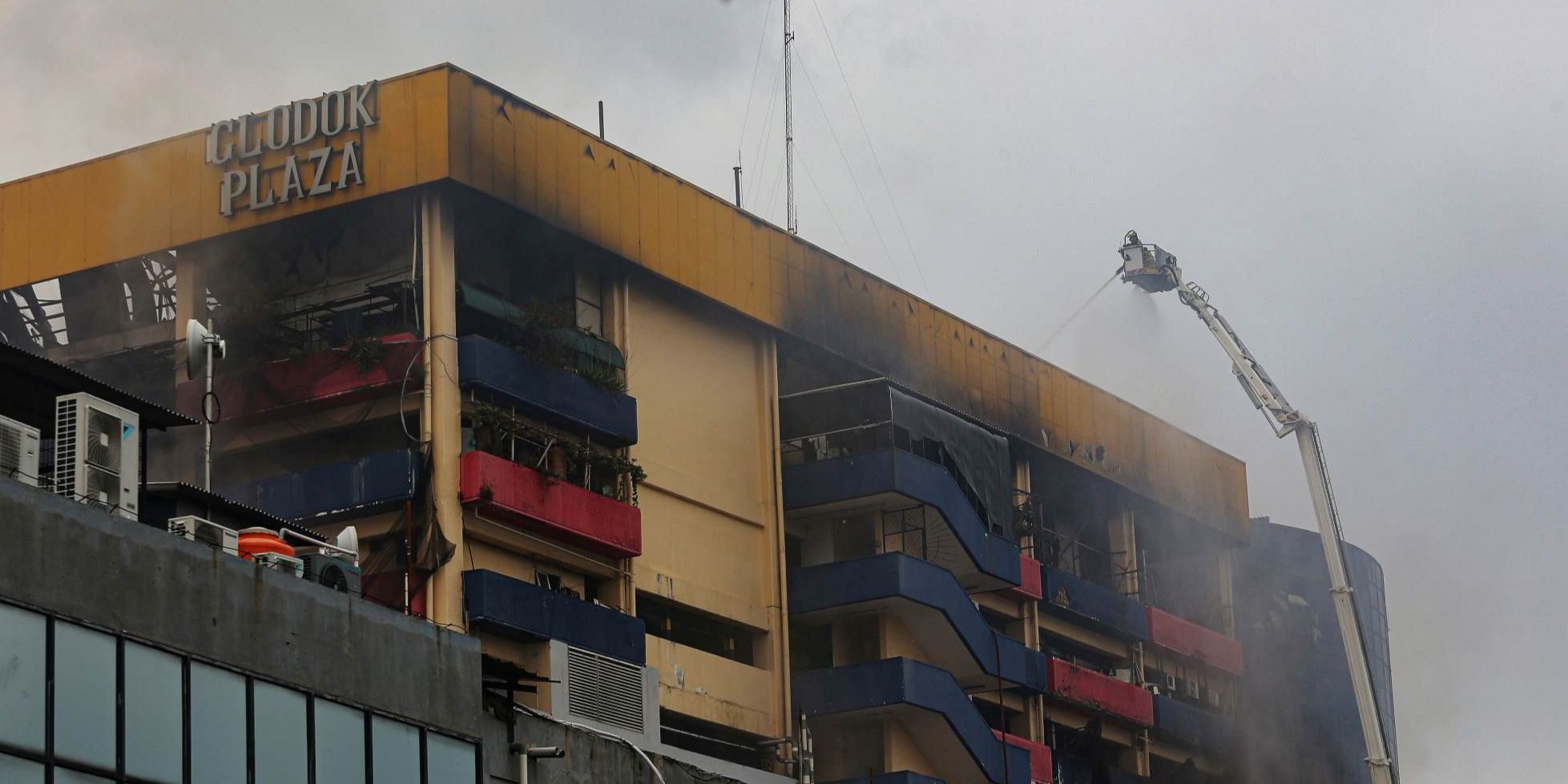 FOTO: Ini Penyebab Sulitnya Pemadaman Kebakaran Glodok Plaza, Sudah 15 Jam Titik Api Masih Membara