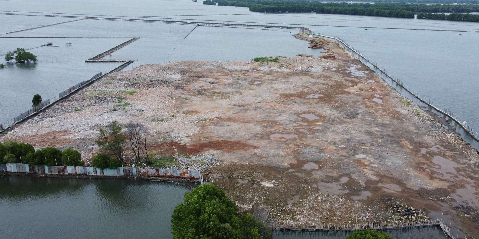 FOTO: Penampakan Pagar Bambu dan Gundukan Tanah di Laut Bekasi, Ternyata Ini Pemiliknya!