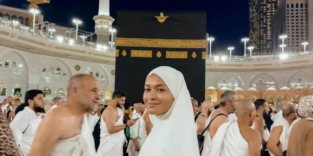 Potret Manis Hana Malasan saat Umrah Bareng Keluarga Sean Gelael Gaya Hijabnya Bikin Pangling