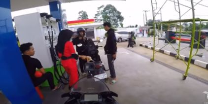 Saat Isi Bensin Tak Sengaja Jumpa Mantan Pacar, Pria Ini Syok Sampai Motornya Mogok