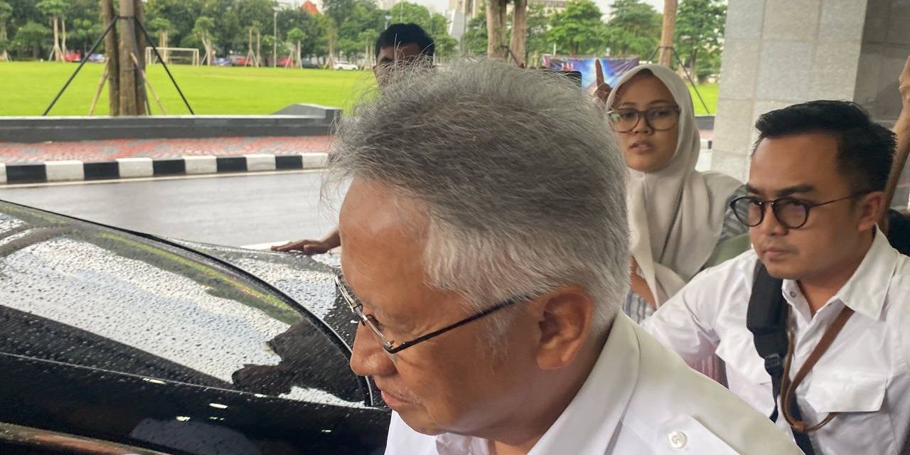 Hindari Wartawan, Menteri Satryo Bungkam Usai 3 Jam Rapat dengan DPR soal Demo Pegawainya