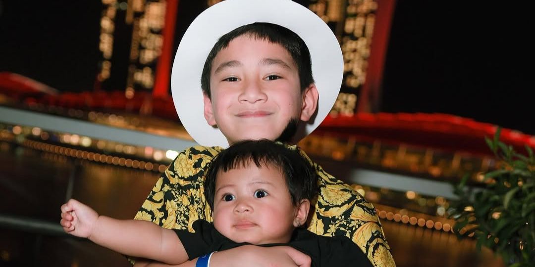 Potret Gemas Rafathar Gendong Baby Lily, Caption di Instagram Bikin Haru Warganet