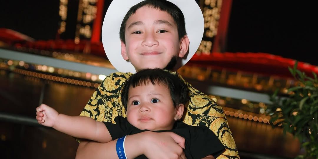 Potret Gemas Rafathar Gendong Baby Lily saat Malam Tahun Baru di Singapura, Ekspresinya Bikin Netizen Tersentuh