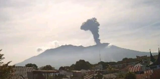 Gunung Marapi Erupsi Lagi Disertai Dentuman Keras, Semburkan Abu Vulkanik Setinggi 1.000 Meter