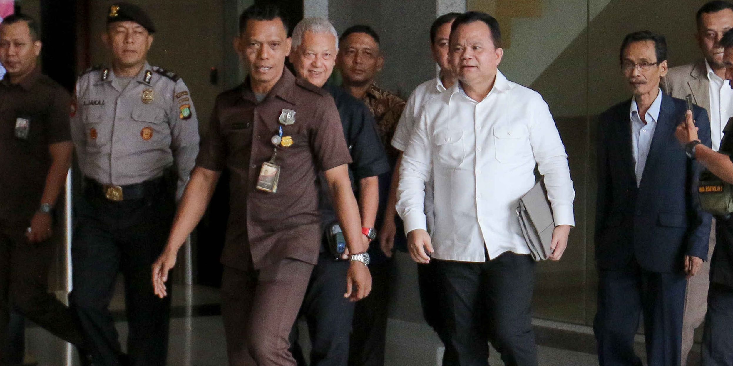 Blak-blakan Ronny Sompie Usai Diperiksa KPK Terkait Data Perlintasan Harun Masiku