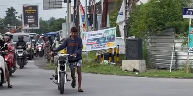 Tak Pakai Helm di Lampu Merah, Pemotor Ini Kaget Tiba-tiba Ada Polisi, Endingnya Malah Untung