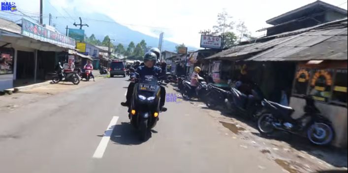 Kendarai Sepeda Motor, Letjen Kunto Arief Tinjau Pembangunan Sekolah Gratis di Garut