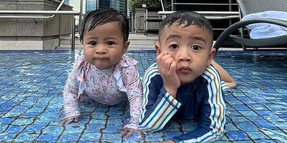 Potret Duo Gemas Rayyanza & Baby Lily Berenang Bareng, Netizen 'Sadar Gak Sih Kalian Tuh Mirip?'