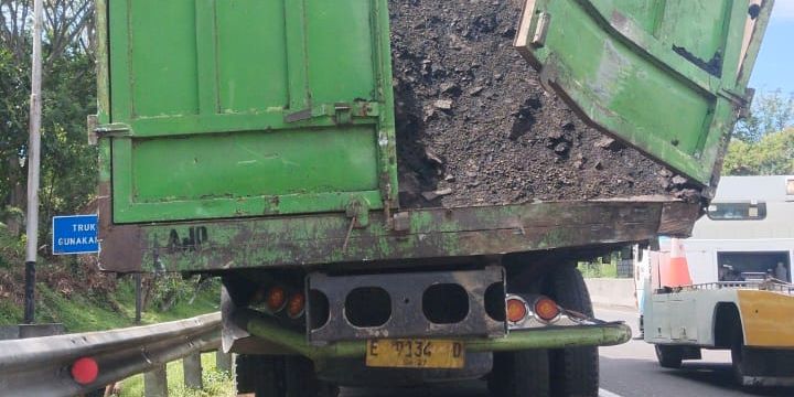 Tak Kuat Nanjak, Tronton Picu Kecelakaan Beruntun di Tol Cipularang