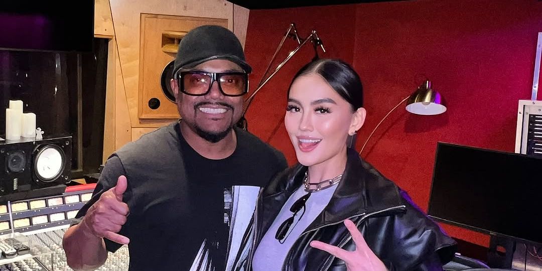 Agnez Mo Sambut Tahun 2025 dengan Foto Bareng Selebriti Dunia, Penggemar Antisipasi Karya Terbaru!