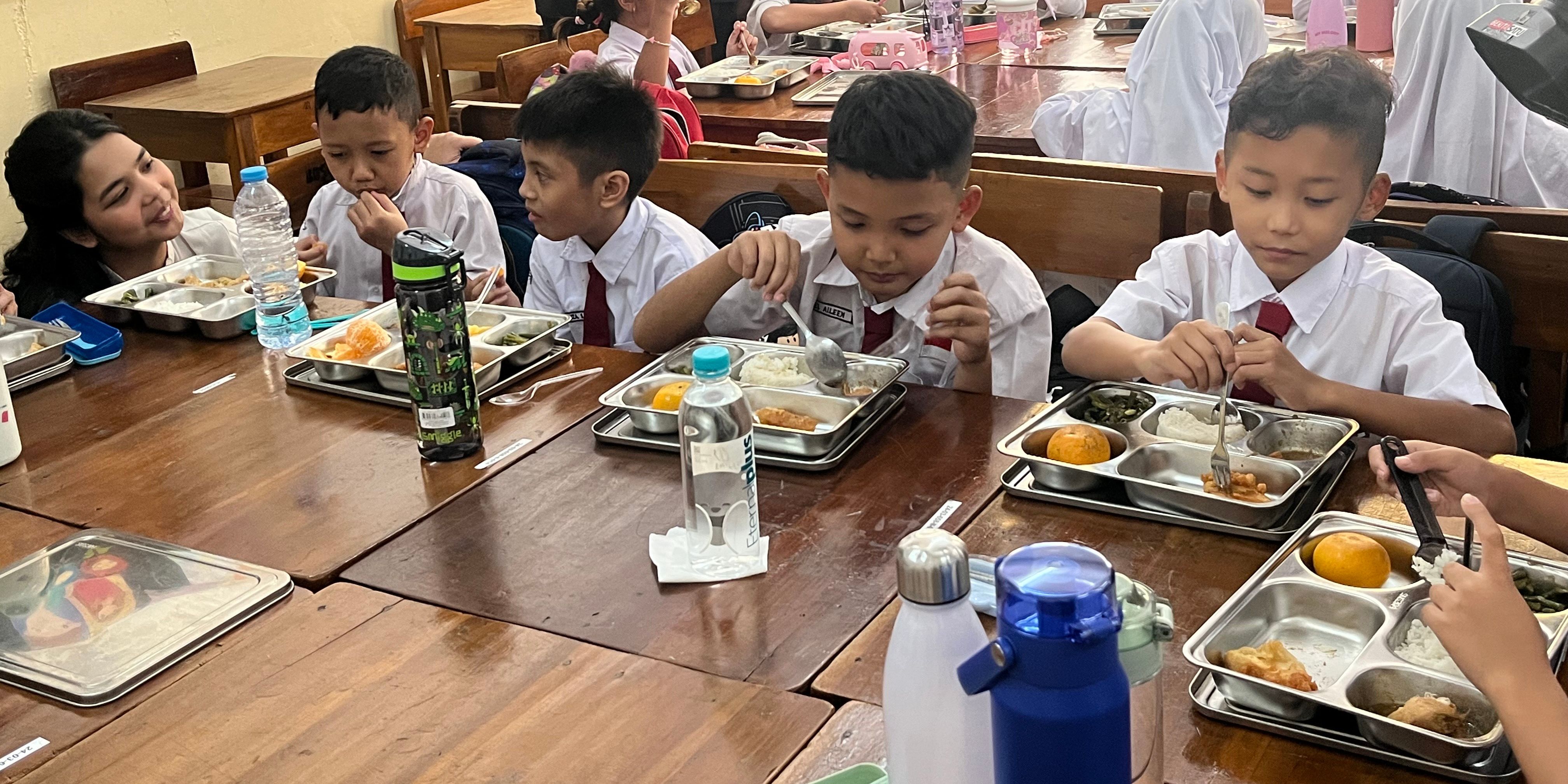 10 Manfaat Makan Bergizi Gratis bagi Anak Sekolah Menurut Ahli