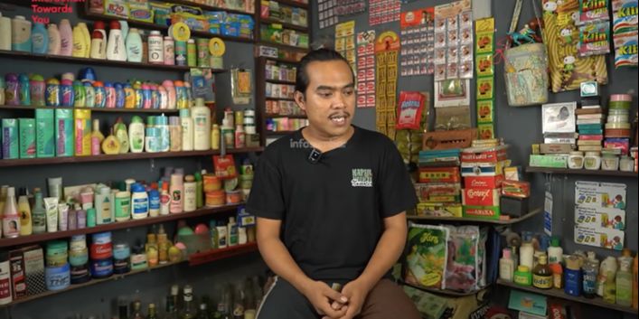 Pria Ini Enggak Kuat Tahan Tangis, saat Ceritakan dapat Produk Jadul dari Warung di Perkampungan