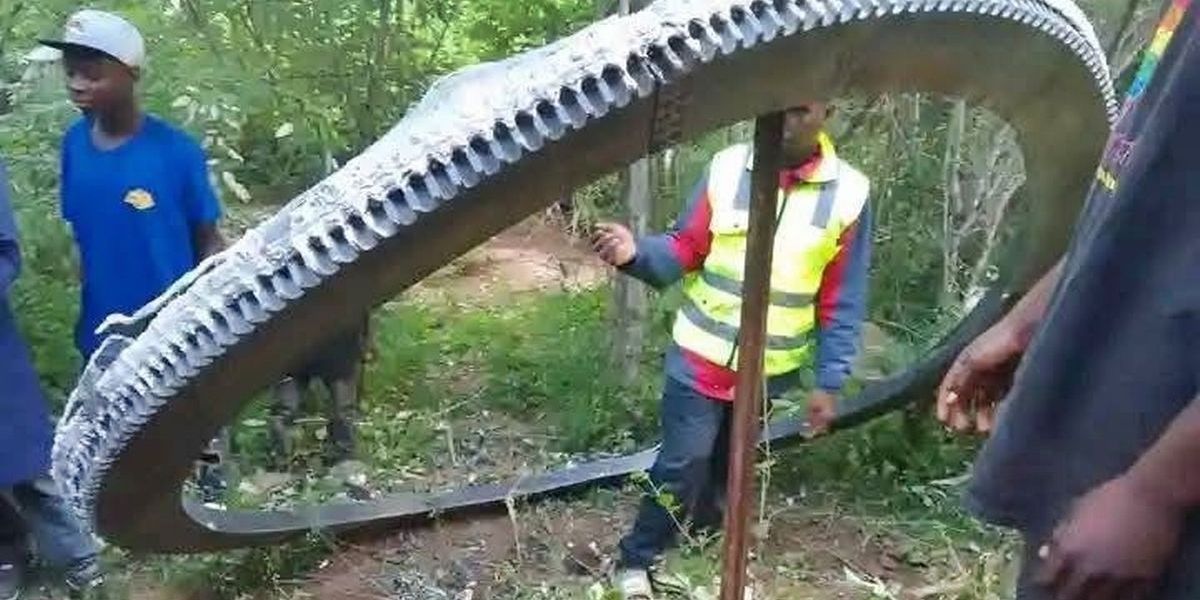 Warga Desa Kaget, Cincin Logam Raksasa Seberat 500 Kg Jatuh dari Langit