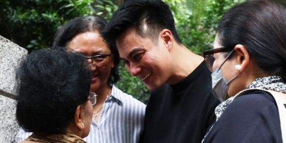 Ayah Meninggal Dunia, Potret Baim Wong Tetap Tegar Sapa Pelayat yang Hadir di Rumah Duka