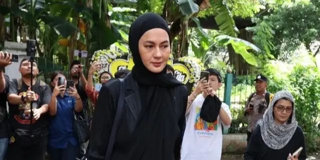 Pakai Baju Serba Hitam, 7 Potret Paula Verhoeven Melayat ke Rumah Johnny Wong Ayah Baim Wong, Wajah Sendunya Jadi Sorotan