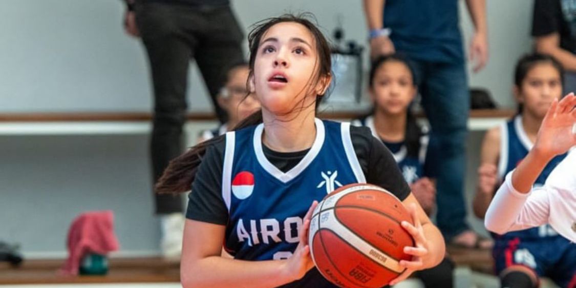 Cantik Menawan, Potret Kece Mikhayla Bakrie Anak Nia Ramadhani Main Basket - Pesonanya 11 12 dengan Sang Mama