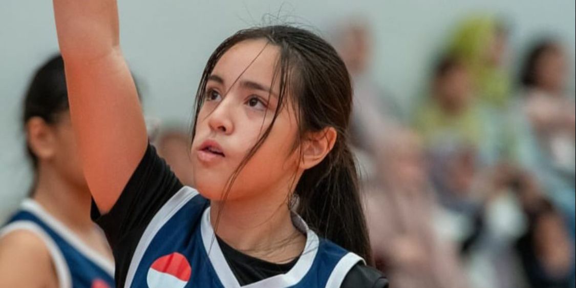 Potret Mikhayla Bakrie Anak Ria Ramadhani saat Main Basket, Tampil Karismatik dan Sporty Abis