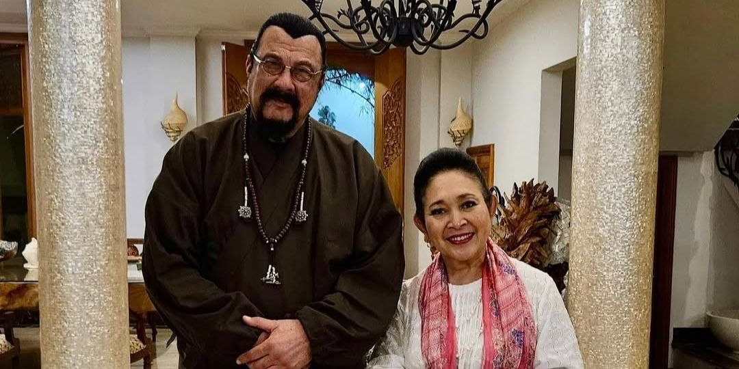 ⁠20 Tahun Tidak Bertemu, Titiek Soeharto Unggah Foto Bareng Aktor Laga Steven Seagal 'Sahabat Lama'