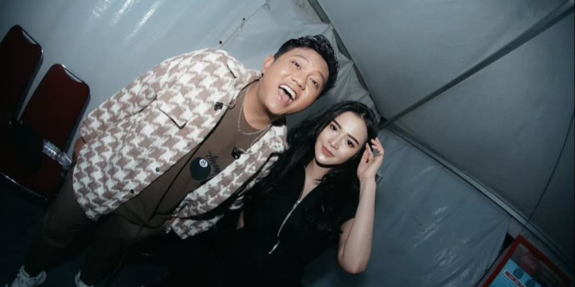 7 Momen Bella Bonita Tunjukkan Romantisme di Backstage dengan Denny Caknan, Setia Dampingi Manggung