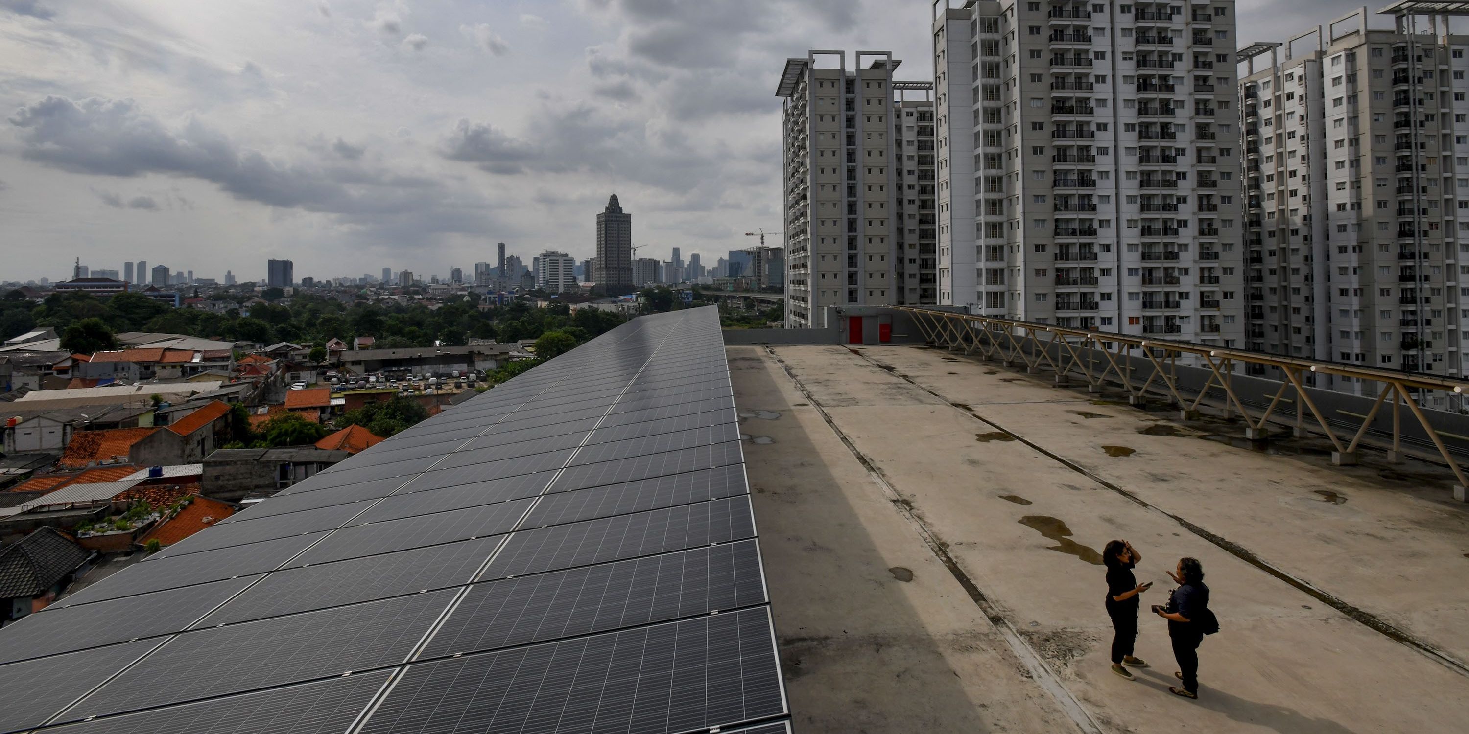 FOTO: Pemprov Jakarta Dorong Penggunaan PLTS Atap untuk Mitigasi Perubahan Iklim