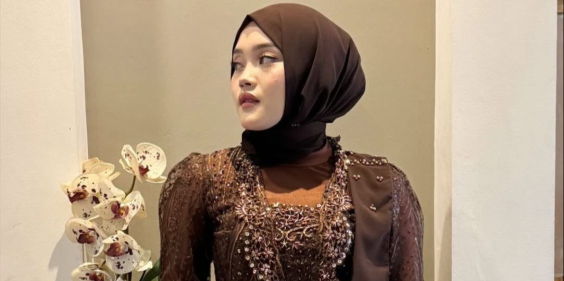 Penampilan Putri Delina di Tasyakuran Mahalini Jadi Buah Bibir, Elegan dengan Kebaya Cokelat