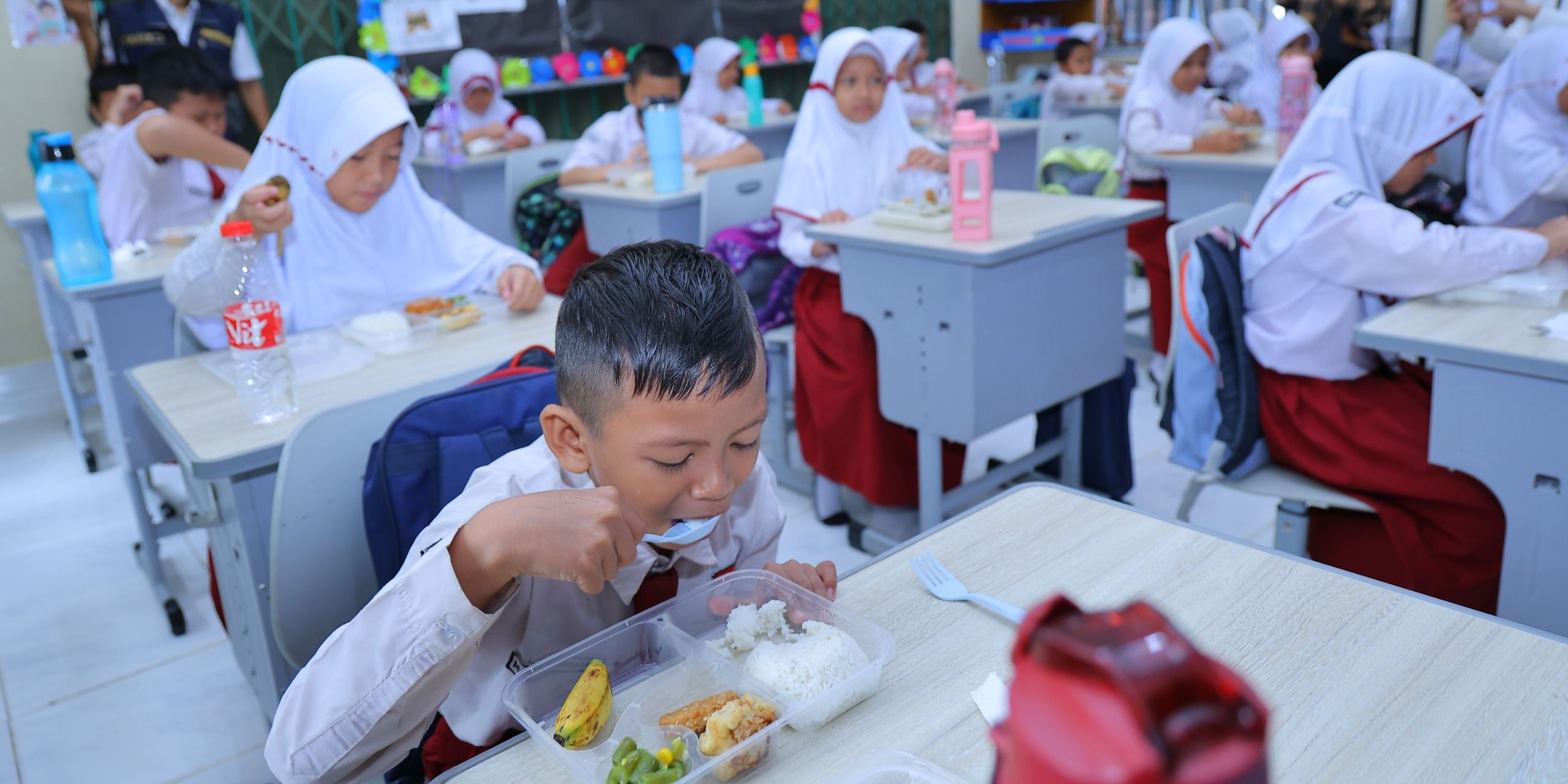 Ragam Keluhan Hari Pertama Makan Bergizi Gratis: Rasa Hambar, Tidak Ada Susu dan Makanan Datang Jelang Pulang