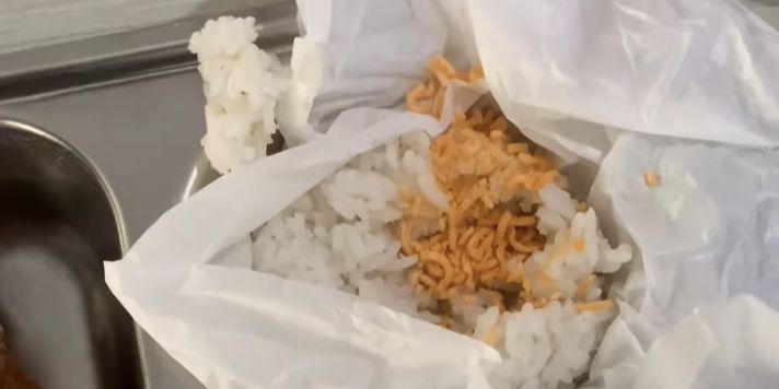 Dapat Makan Bergizi Gratis Siswa Tak Mau Makan Ayam, Pilih Campur Nasi dengan Mie Kremes