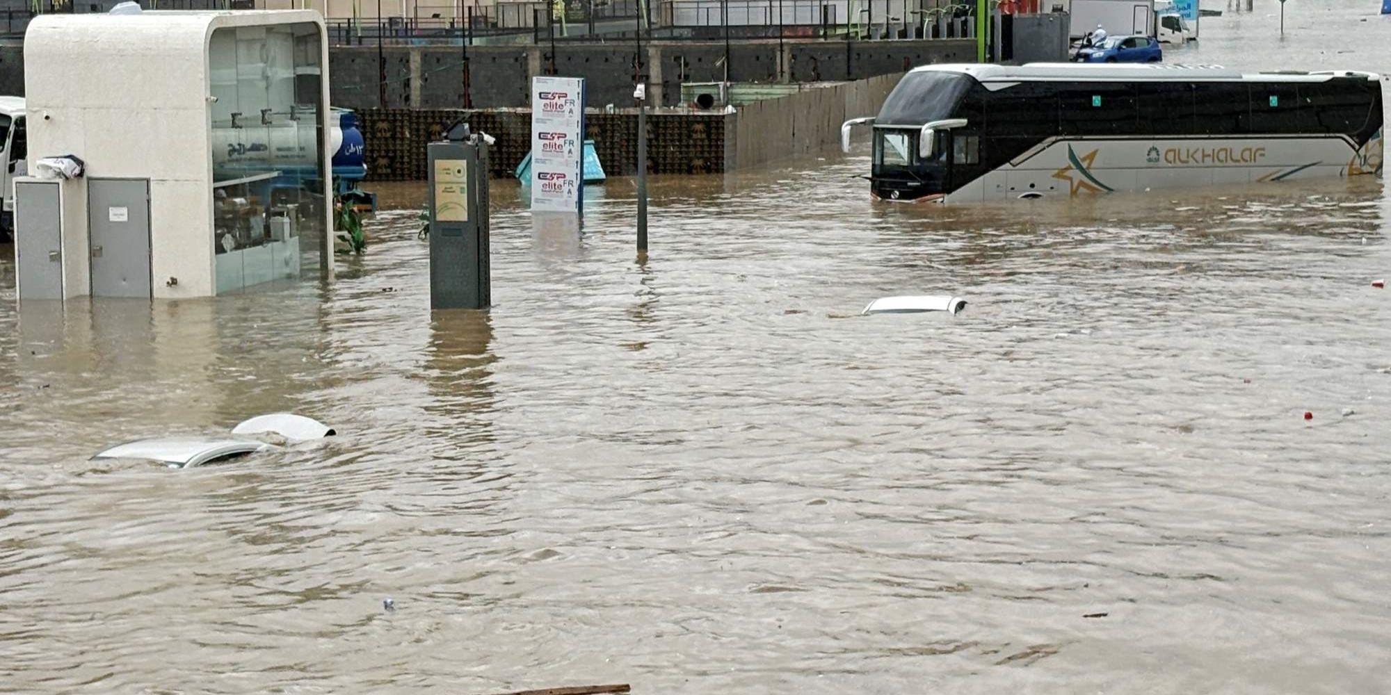 FOTO: Penampakan Banjir Parah Terjang Mekkah, Mobil-Mobil Tenggelam dan Bus Terjebak