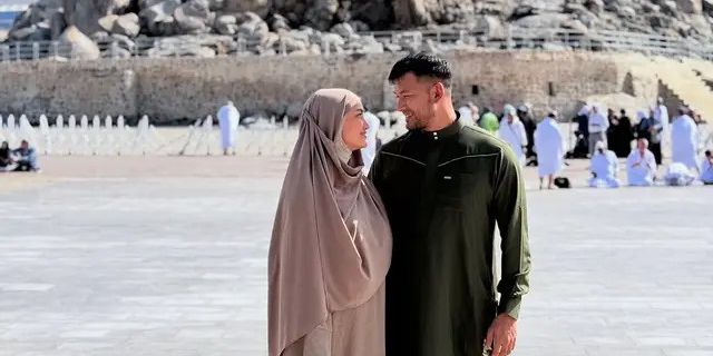 Cantik Berhijab, 6 Potret Atiqah Hasiholan saat Umrah Bareng Rio Dewanto dan Anak Gadisnya