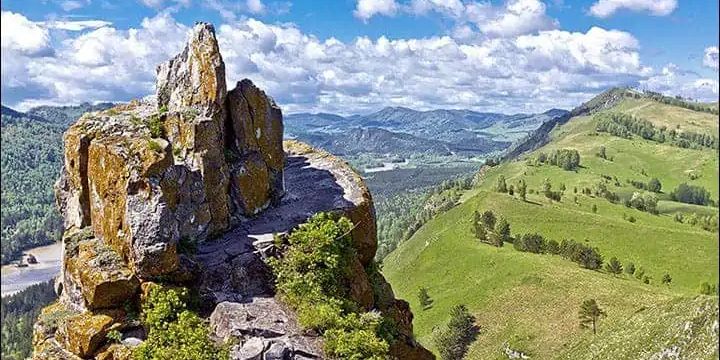 Bukan China, Arkeolog Temukan Tembok Besar Siberia Berusia 2000 Tahun Tertutup Pepohonan