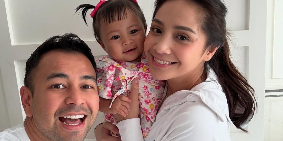 Tampil dengan Rambut Kuncir 2, Intip Potret Menggemaskan Baby Lily Foto Bareng Raffi Ahmad dan Nagita Slavina