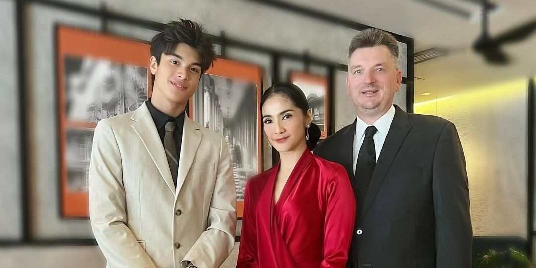 Makin Gagah dan Tampan, 7 Potret Eddy Meijer Anak Maudy Koesnaedi Pakai Baju Formal, Aura Mahal Kian Terpancar