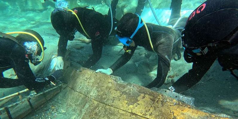 Penyelam Temukan Bangkai Kapal yang Tenggelam 2.600 Tahun Lalu, Bermuatan Timah Batangan