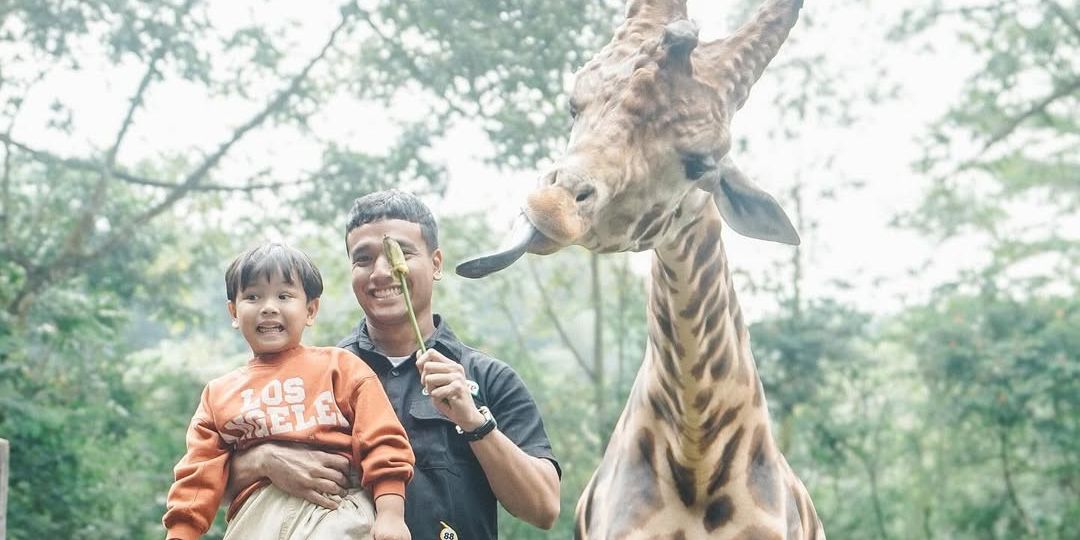 7 Potret Gala Sky Asik Foto Bareng Jerapah di Taman Safari, Tapi Tiba-Tiba Histeris dan Menangis Gara-Gara Ini