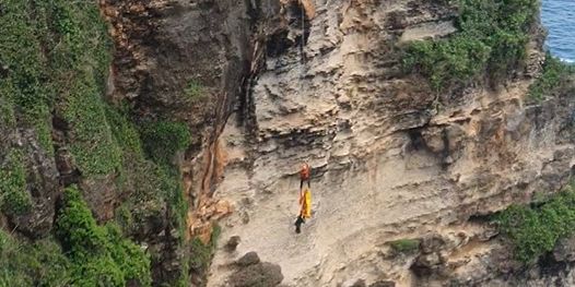 Menegangkan, Detik-Detik Evakuasi WNA Ditemukan Tewas di Bawah Tebing Uluwatu Bali