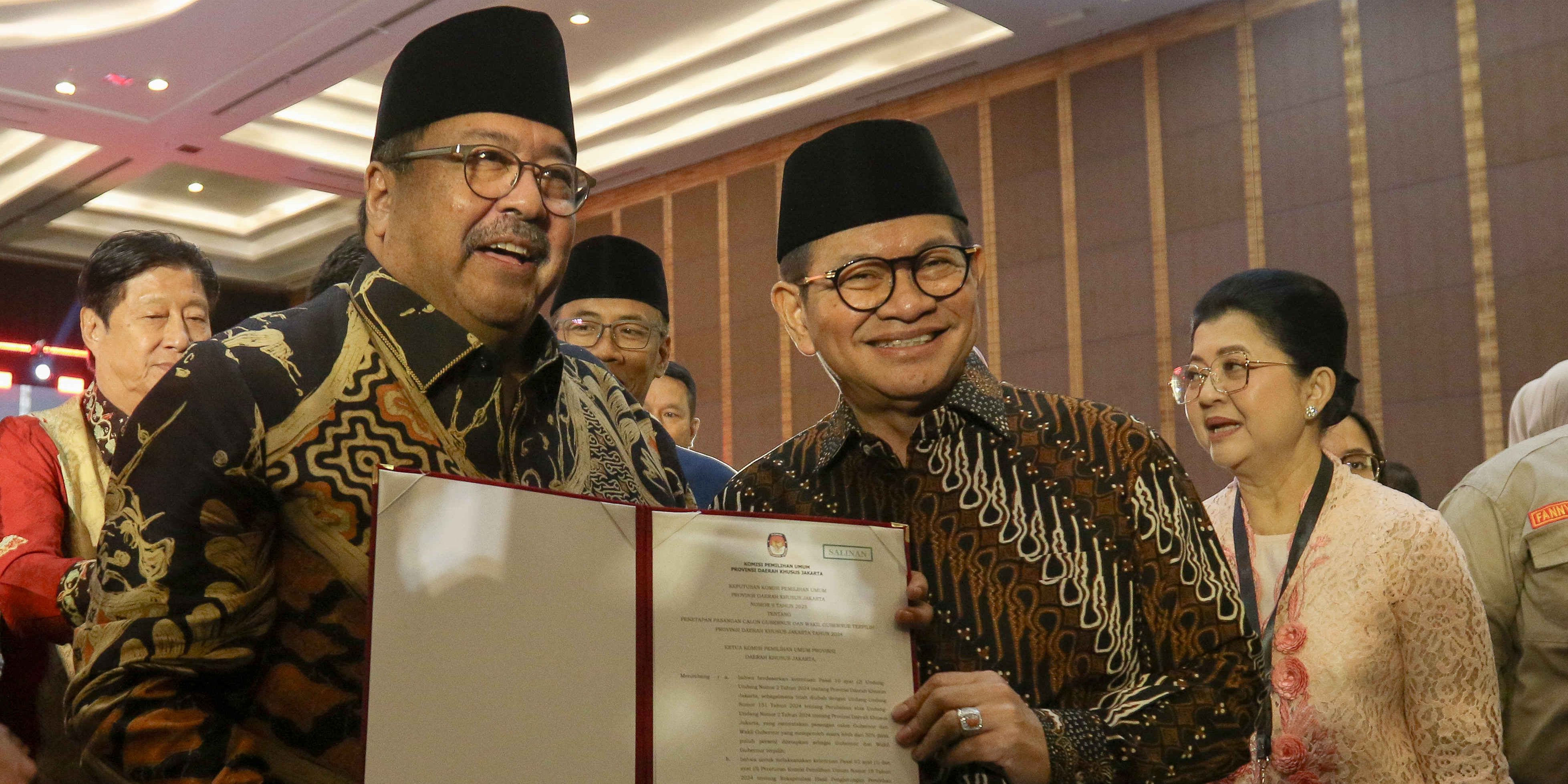 FOTO: Senyum Pramono-Rano Resmi Ditetapkan Jadi Gubernur dan Wakil Gubernur Jakarta Terpilih