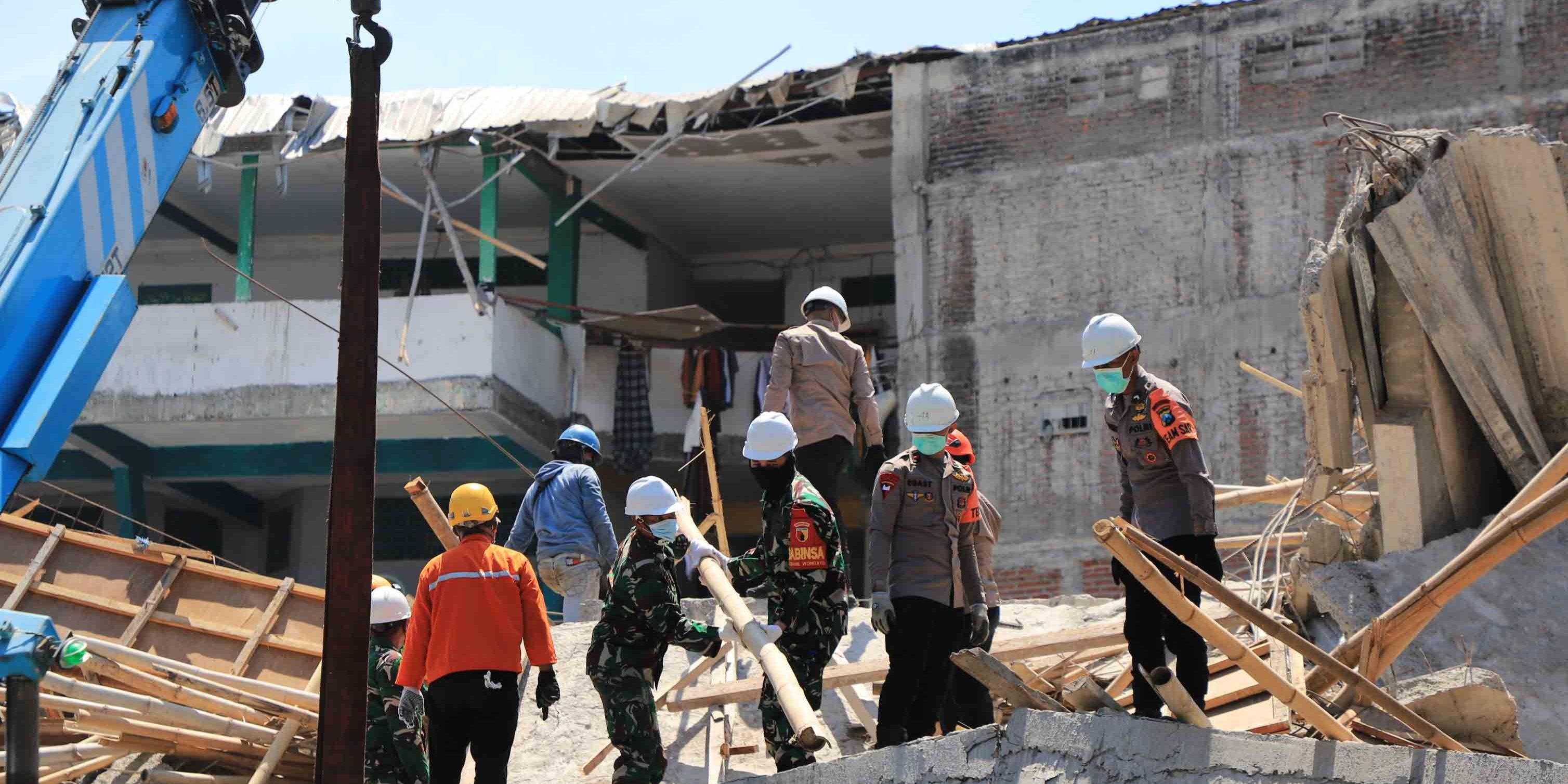 Alat Pendeteksi Suara Tak Lagi Temukan Tanda Kehidupan Korban Ponpes Al Khoziny Sidoarjo Ambruk