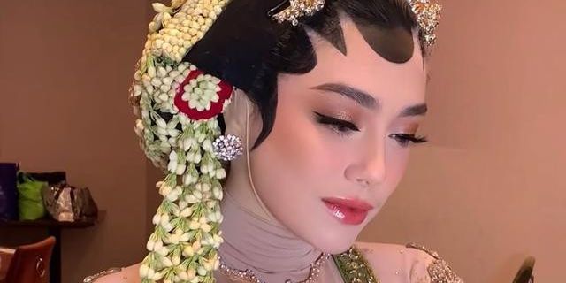 Aura Klasik Celine Evangelista, Tampil Berhijab Paes Jawa di Gala Premier Film Danyang Wingit