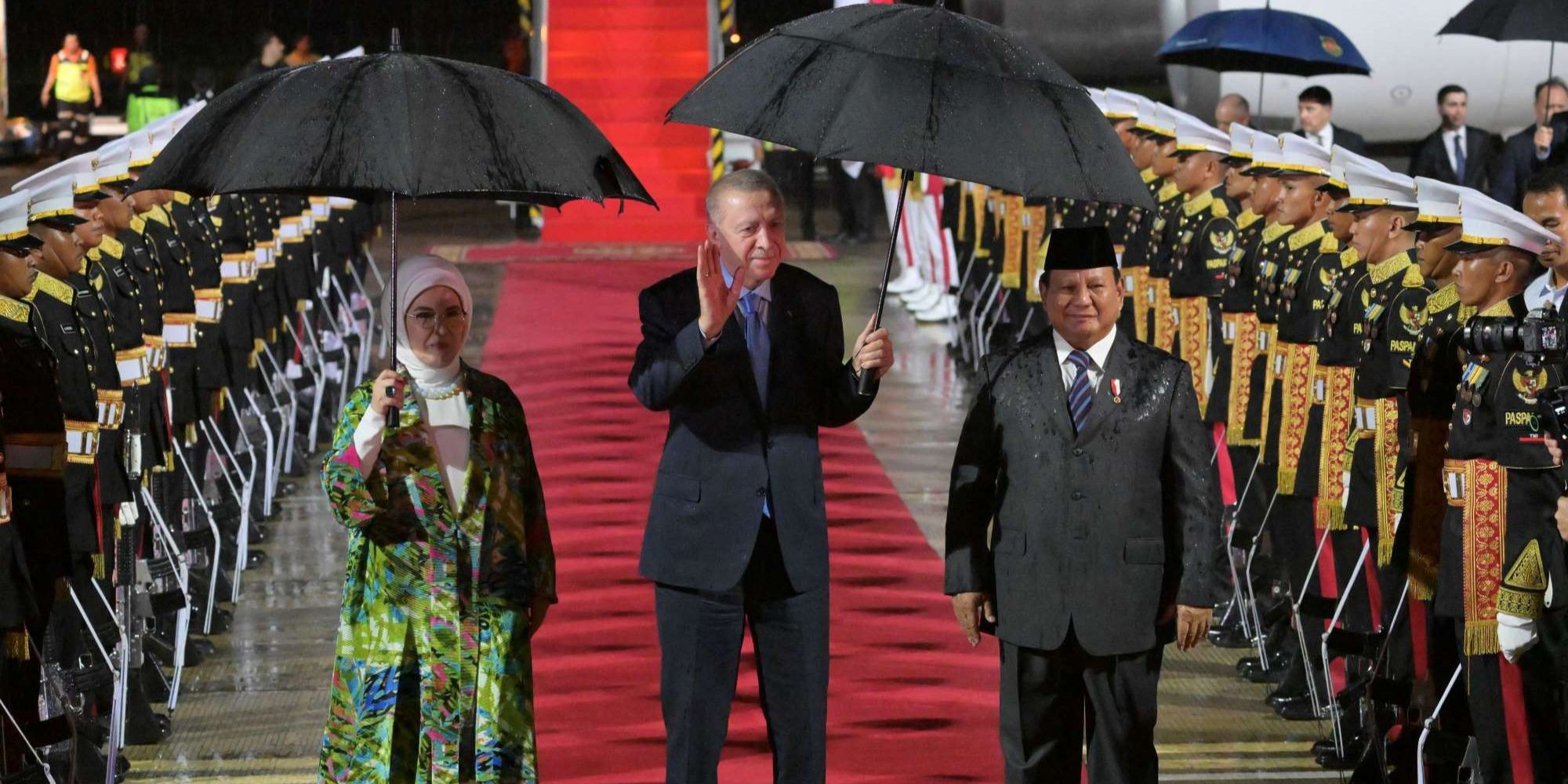 FOTO: Momen Akrab Prabowo Sambut Kedatangan Presiden Turki Erdogan, Satu Payung di Bawah Guyuran Hujan