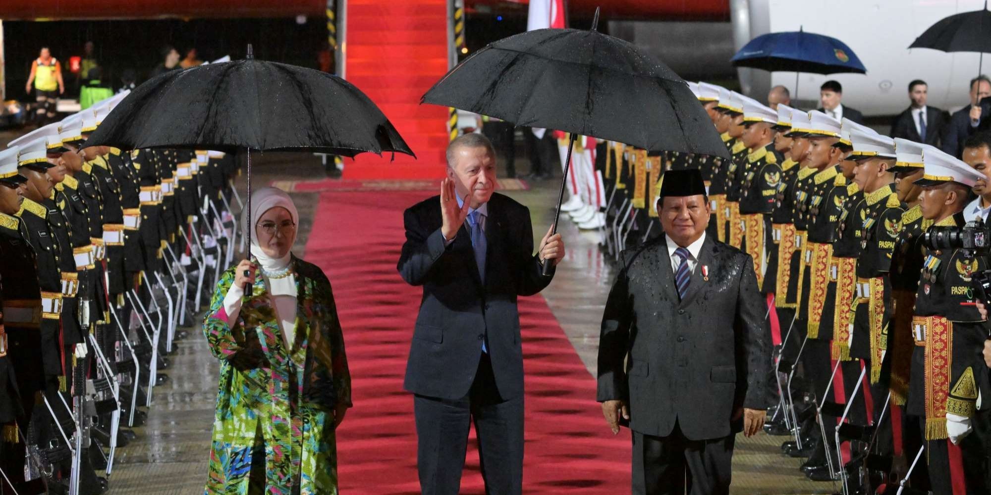 VIDEO: Tiba di Indonesia, Sapaan Hangat Erdogan ke Prabowo: Assalamualaikum, How Are You?