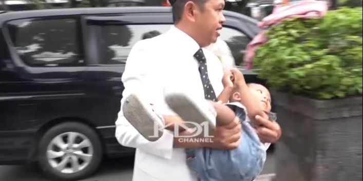 Lihat Pengemis Bawa Anak, Dedi Mulyadi Gercep Langsung Menggendong dan Dibawa Masuk ke Mobil 'Ibu Ini Enggak Bahaya Bawa Anak'