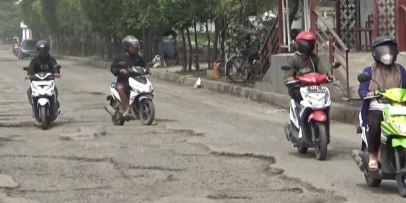 Ngerinya Jalan Berlubang di Jateng, Nekat Terabas Bikin As Mobil Patah